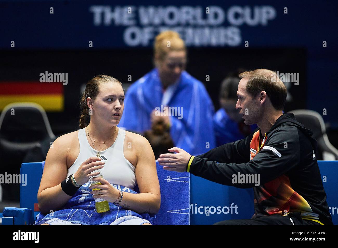 Sevilla, Spanien, 10. November 2023. Jule Niemeier und Xantippe Vassiliadou Kapitän von Deutschland während des Spiels erneut Clara Burel von Frankreich beim Billie Jean King Cup Finale in Sevilla. Kredit: Omar Arnau Kredit: Saolab/Alamy Live News Stockfoto