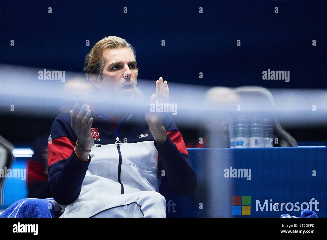 Sevilla, Spanien, 10. November 2023. Julien Benneteau Kapitän von Frankreich während des Spiels von Clara Burel von Frankreich erneut Jule Niemeier von Deutschland im Billie Jean King Cup Finale in Sevilla. Kredit: Omar Arnau Kredit: Saolab/Alamy Live News Stockfoto