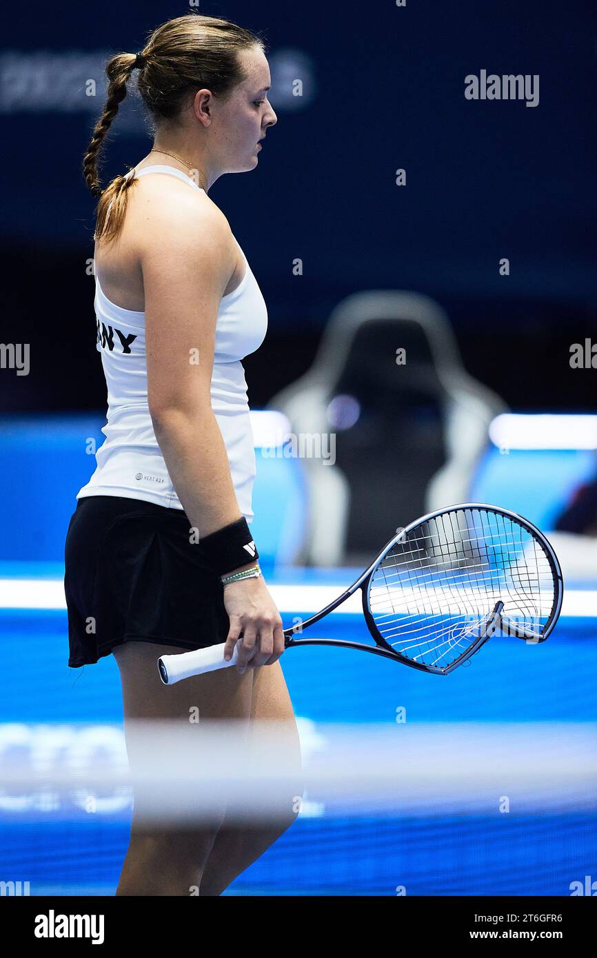 Sevilla, Spanien, 10. November 2023. Jule Niemeier aus Deutschland während des Spiels erneut Clara Burel aus Frankreich beim Billie Jean King Cup Finale in Sevilla. Kredit: Omar Arnau Kredit: Saolab/Alamy Live News Stockfoto
