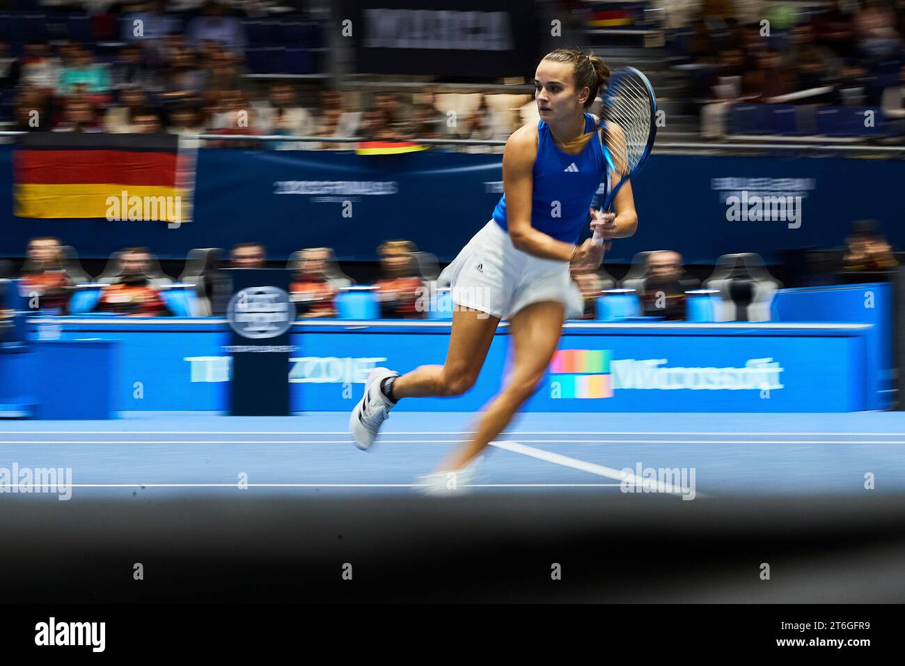 Sevilla, Spanien, 10. November 2023. Clara Burel aus Frankreich während des Spiels erneut Jule Niemeier aus Deutschland beim Billie Jean King Cup Finale in Sevilla. Kredit: Omar Arnau Kredit: Saolab/Alamy Live News Stockfoto