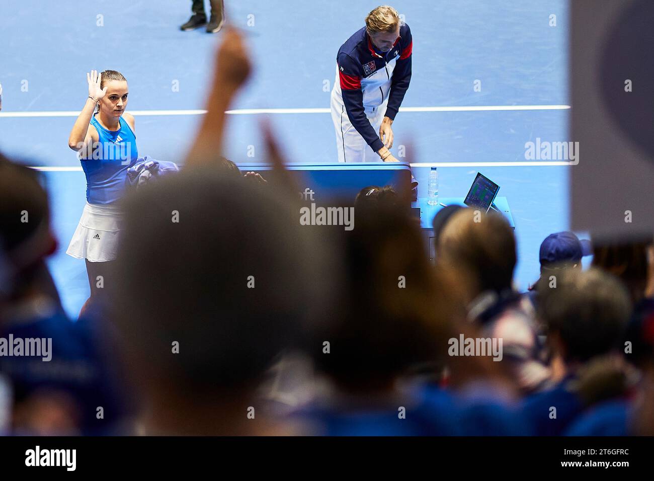 Sevilla, Spanien, 10. November 2023. Clara Burel aus Frankreich während des Spiels erneut Jule Niemeier aus Deutschland beim Billie Jean King Cup Finale in Sevilla. Kredit: Omar Arnau Kredit: Saolab/Alamy Live News Stockfoto