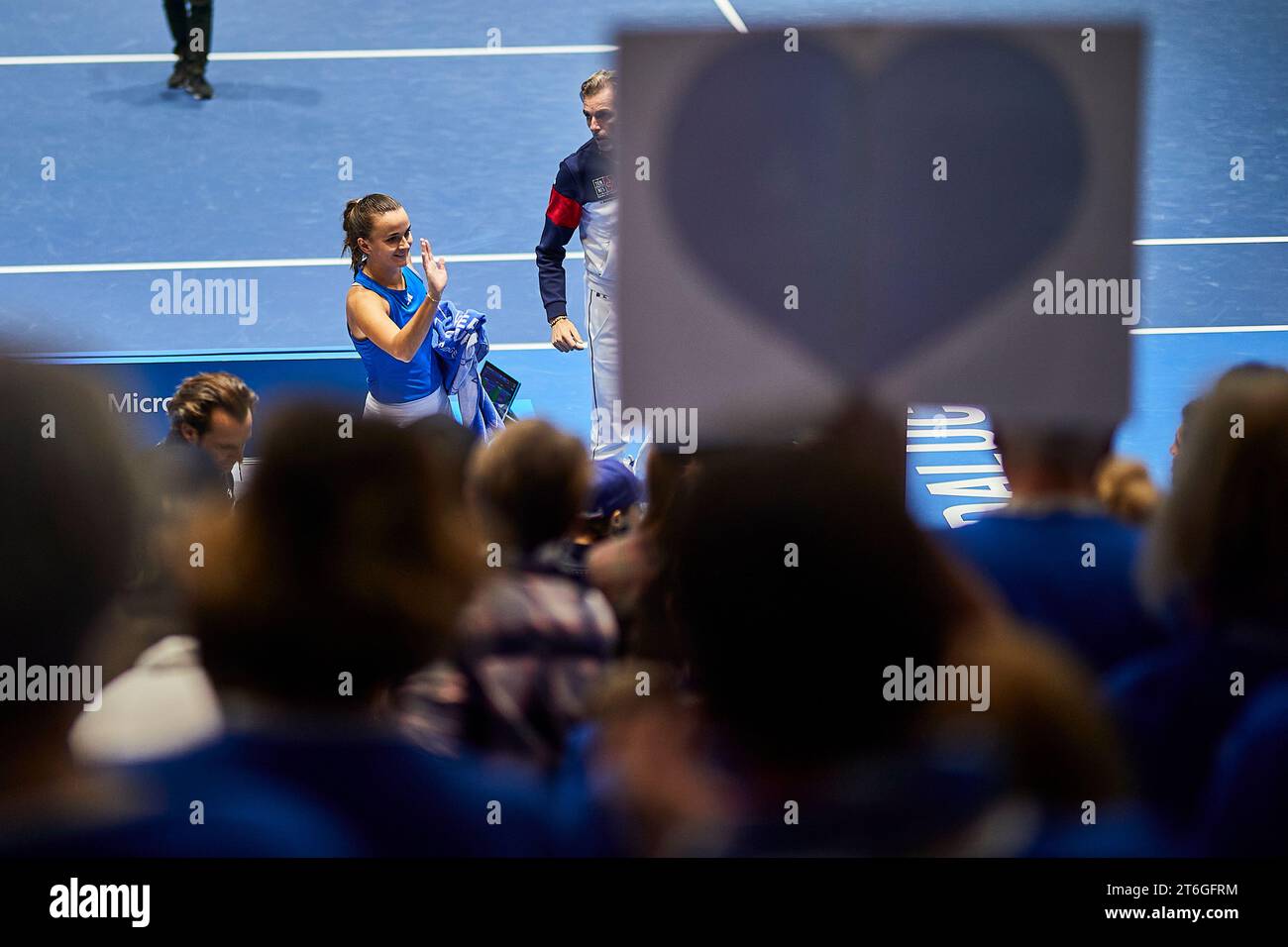 Sevilla, Spanien, 10. November 2023. Clara Burel aus Frankreich während des Spiels erneut Jule Niemeier aus Deutschland beim Billie Jean King Cup Finale in Sevilla. Kredit: Omar Arnau Kredit: Saolab/Alamy Live News Stockfoto