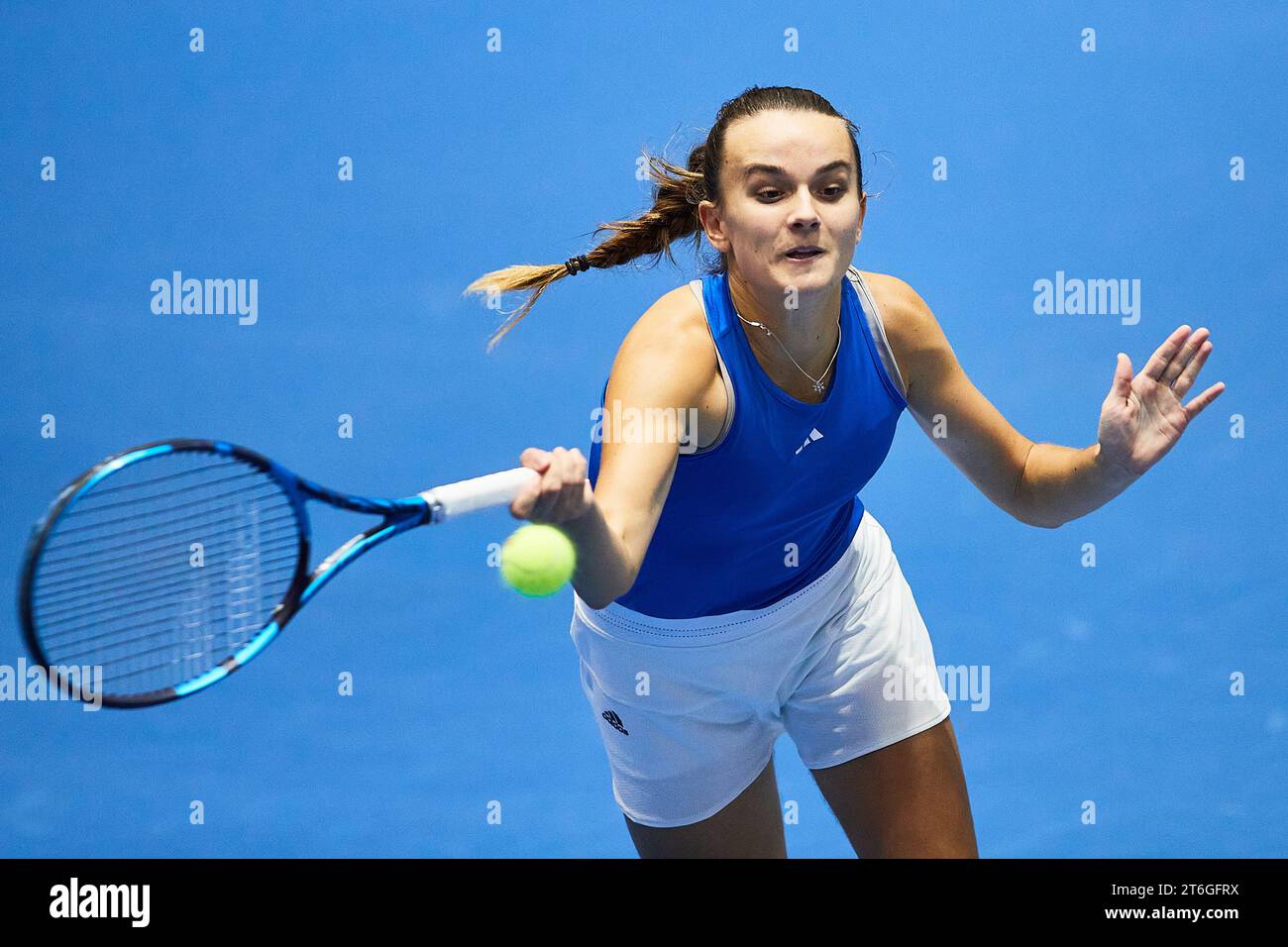Sevilla, Spanien, 10. November 2023. Clara Burel aus Frankreich während des Spiels erneut Jule Niemeier aus Deutschland beim Billie Jean King Cup Finale in Sevilla. Kredit: Omar Arnau Kredit: Saolab/Alamy Live News Stockfoto