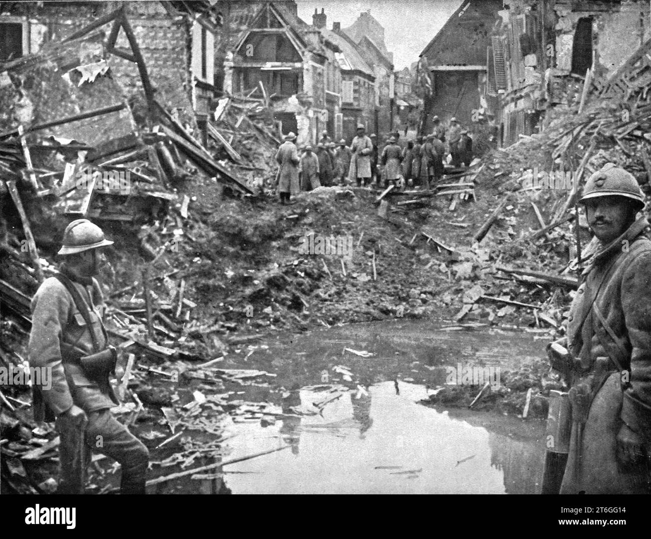 "EN Territoire libere; La rue prinzipale de Roye coupee par l'Explosion d'une Mine allemande, avant l'abandon de la ville par l'ennemi", 1917. Aus L'Album de la Guerre 1914-1919, Band 1 [L'Illustration, Paris, 1924]. Stockfoto