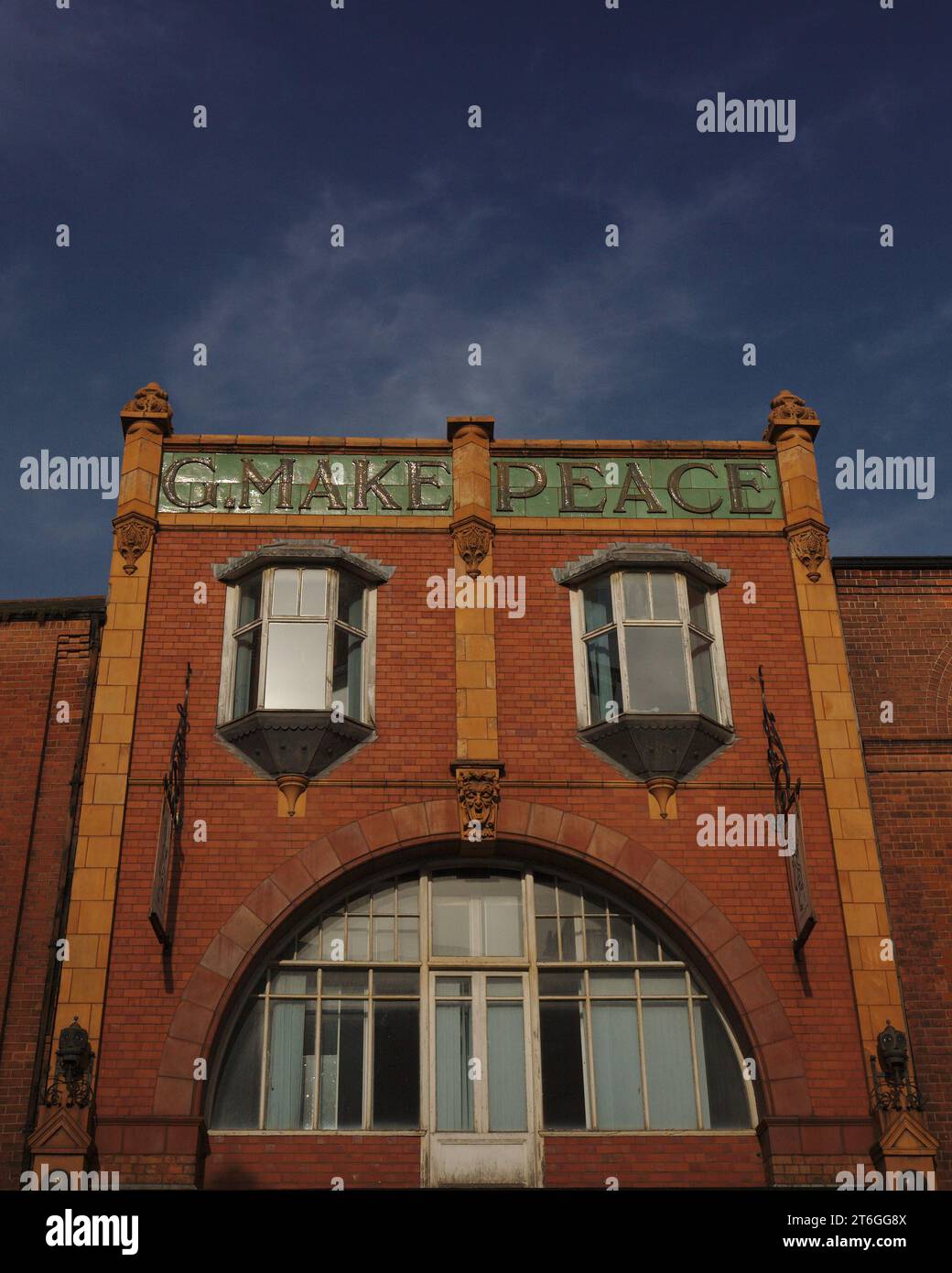Digbeth, Birmingham, Großbritannien. Oktober 2023. Foto von G Make Peace, einem denkmalgeschützten Art déco-Gebäude der Klasse B, erbaut 1913. Stockfoto
