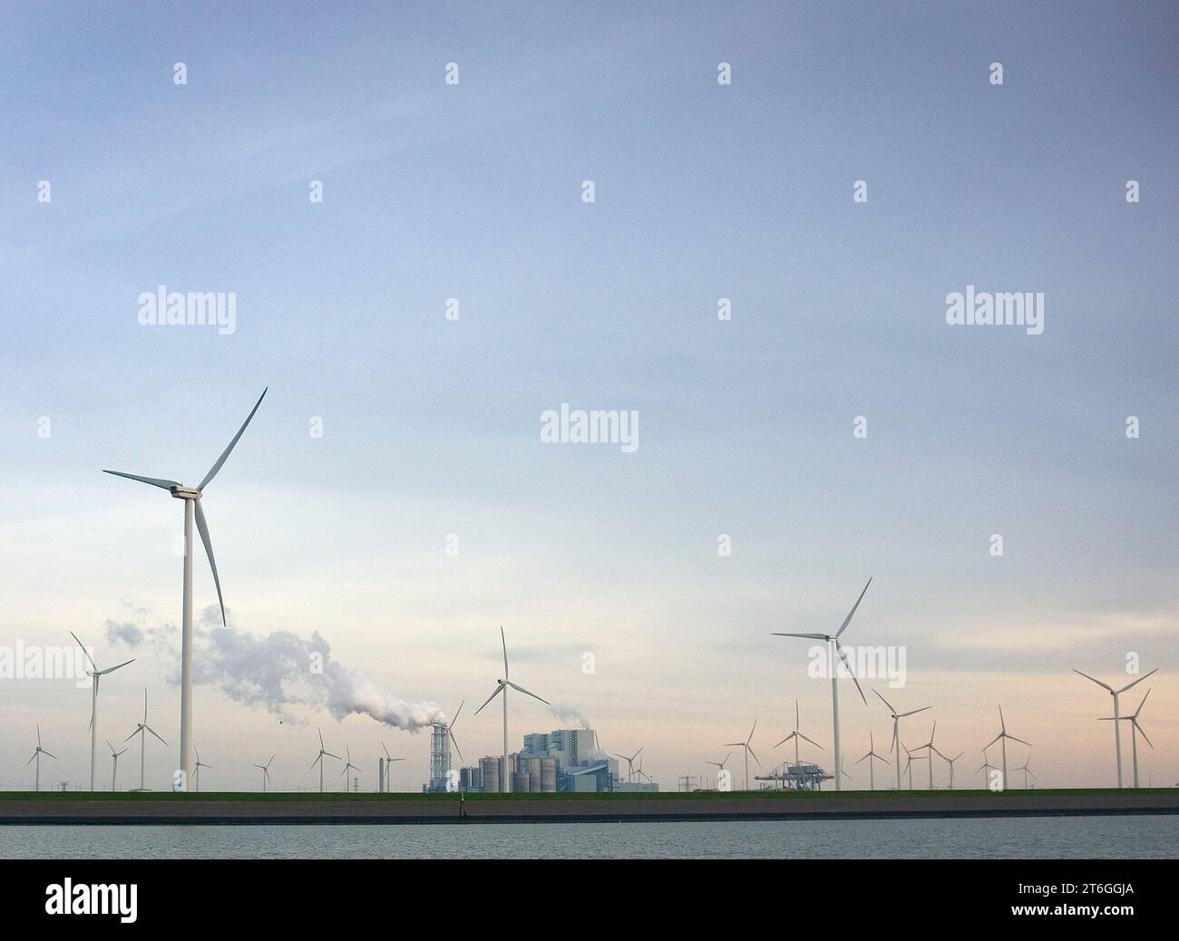 Eemshaven, Niederlande, 23.11.2014. Das RWE-Kraftwerk zwischen den Windrädern im Eemshaven-Hafen von Groningen Stockfoto