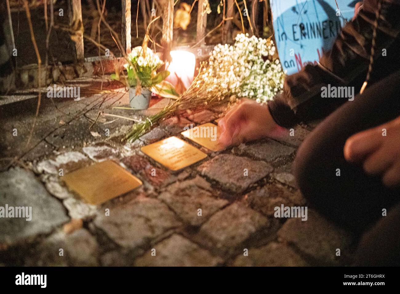 München, Deutschland. November 2023. Antifaschisten säubern Stolpersteine und legen Blumen und Kerzen am 9. November 2023 in München ab. Sie gedenken unter anderem an Olga Benario und Georg Elser. (Foto: Alexander Pohl/SIPA USA) Credit: SIPA USA/Alamy Live News Stockfoto