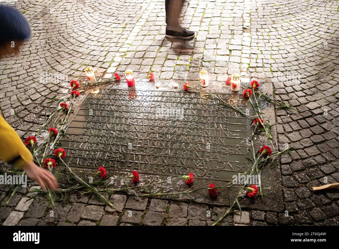 München, Deutschland. November 2023. Antifaschisten säubern Stolpersteine und legen Blumen und Kerzen am 9. November 2023 in München ab. Sie gedenken unter anderem an Olga Benario und Georg Elser. (Foto: Alexander Pohl/SIPA USA) Credit: SIPA USA/Alamy Live News Stockfoto