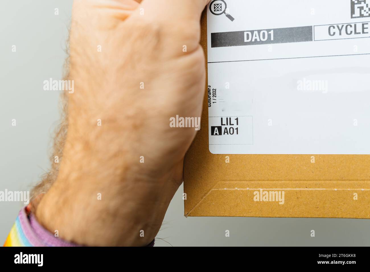 Paris, Frankreich - 25. Oktober 2023: Ein männlicher Fahrer greift eine Amazon Prime Kartonverpackung, die mit LIL1 gekennzeichnet ist, was den Ursprung der Logistikplattform Lauwin-Planque angibt Stockfoto