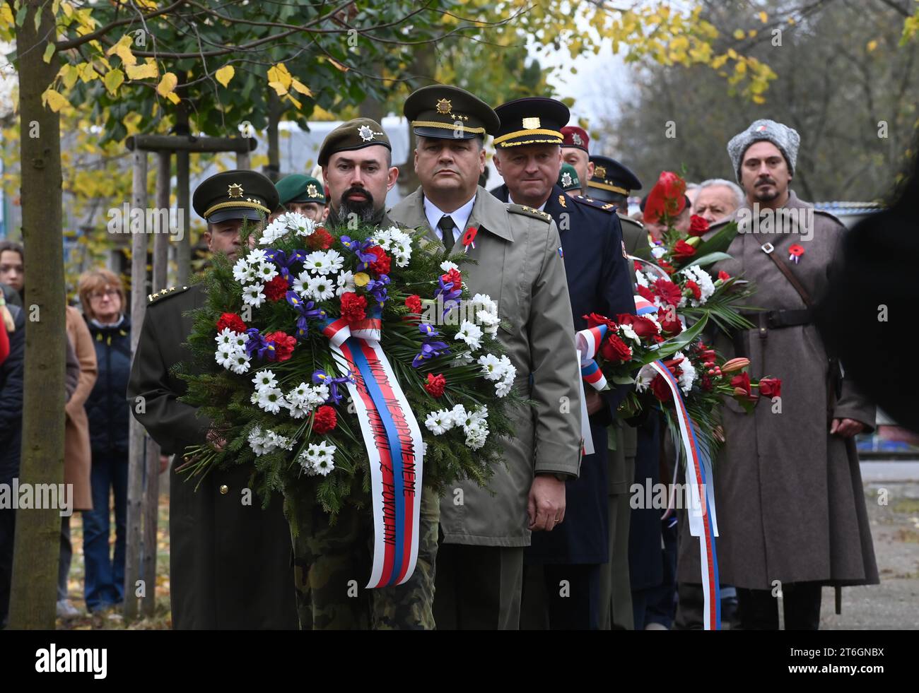 Olomouc, Tschechische Republik. November 2023. Gedenkakt anlässlich des Kriegsveteranen-Tages auf dem Militärfriedhof Cernovir, Olomouc, am 10. November 2023. Der Friedhof ist ein Kulturdenkmal, das durch internationale Konventionen geschützt ist. Es ist einzigartig, dass hier Mitglieder der österreichisch-ungarischen Armee, der russischen Zarenarmee und später der tschechoslowakischen Armee begraben sind. Quelle: Ludek Perina/CTK Photo/Alamy Live News Stockfoto