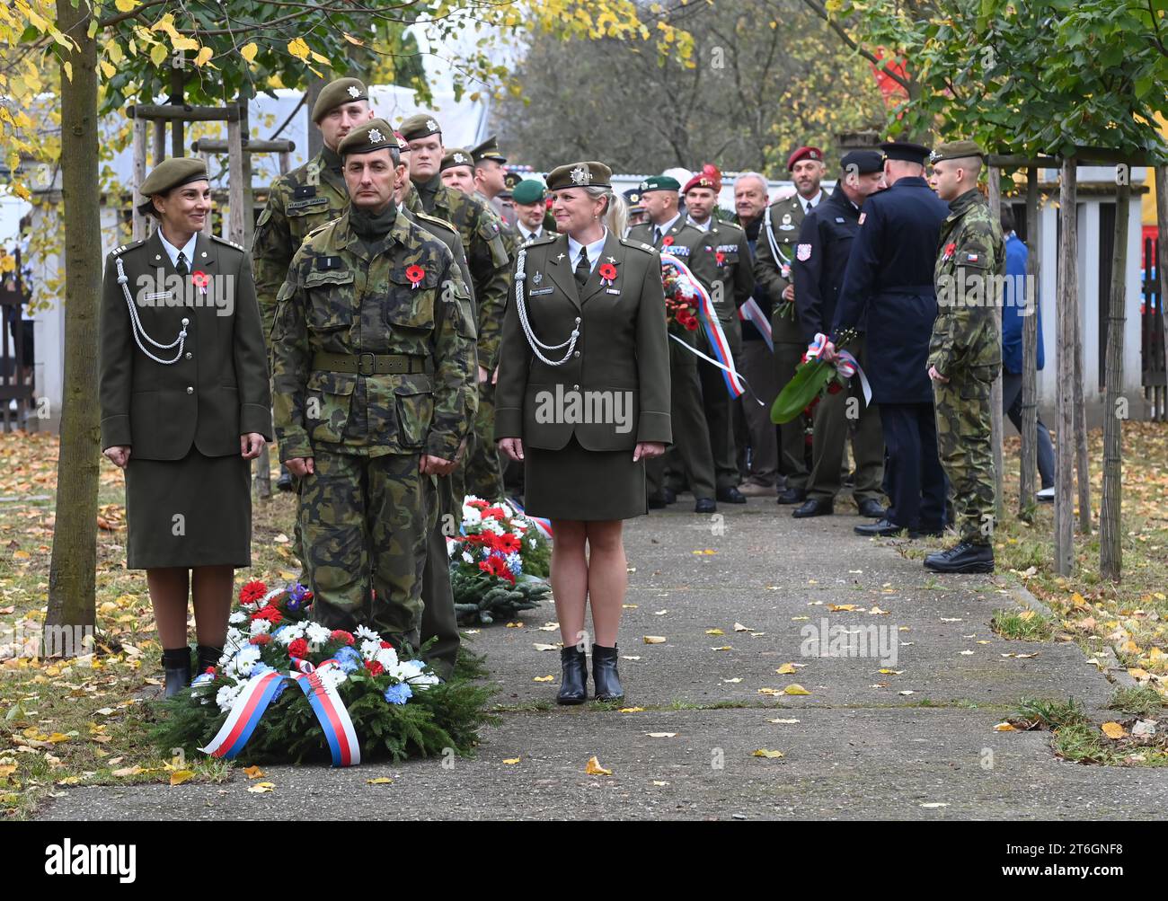 Olomouc, Tschechische Republik. November 2023. Gedenkakt anlässlich des Kriegsveteranen-Tages auf dem Militärfriedhof Cernovir, Olomouc, am 10. November 2023. Der Friedhof ist ein Kulturdenkmal, das durch internationale Konventionen geschützt ist. Es ist einzigartig, dass hier Mitglieder der österreichisch-ungarischen Armee, der russischen Zarenarmee und später der tschechoslowakischen Armee begraben sind. Quelle: Ludek Perina/CTK Photo/Alamy Live News Stockfoto