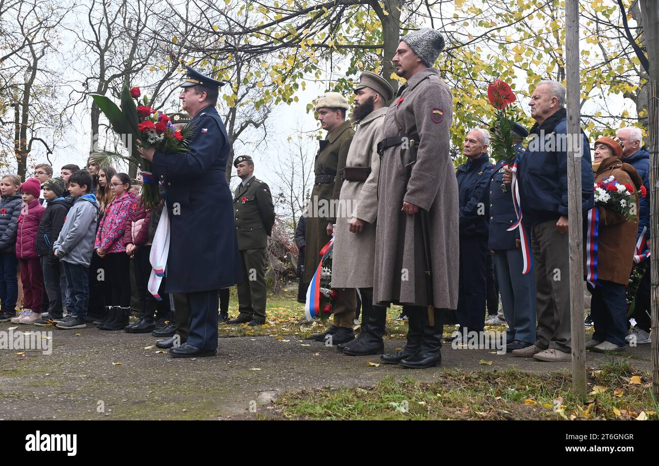 Olomouc, Tschechische Republik. November 2023. Gedenkakt anlässlich des Kriegsveteranen-Tages auf dem Militärfriedhof Cernovir, Olomouc, am 10. November 2023. Der Friedhof ist ein Kulturdenkmal, das durch internationale Konventionen geschützt ist. Es ist einzigartig, dass hier Mitglieder der österreichisch-ungarischen Armee, der russischen Zarenarmee und später der tschechoslowakischen Armee begraben sind. Quelle: Ludek Perina/CTK Photo/Alamy Live News Stockfoto