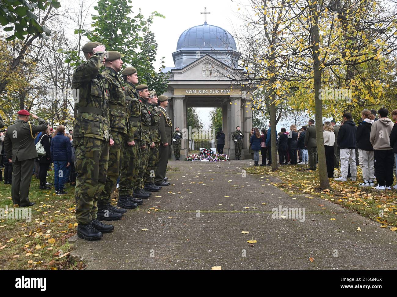 Olomouc, Tschechische Republik. November 2023. Gedenkakt anlässlich des Kriegsveteranen-Tages auf dem Militärfriedhof Cernovir, Olomouc, am 10. November 2023. Der Friedhof ist ein Kulturdenkmal, das durch internationale Konventionen geschützt ist. Es ist einzigartig, dass hier Mitglieder der österreichisch-ungarischen Armee, der russischen Zarenarmee und später der tschechoslowakischen Armee begraben sind. Quelle: Ludek Perina/CTK Photo/Alamy Live News Stockfoto