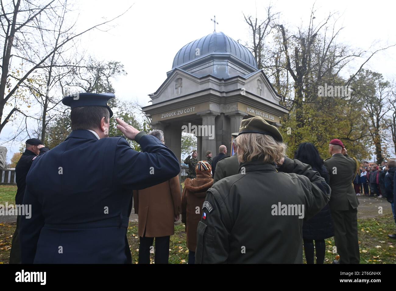 Olomouc, Tschechische Republik. November 2023. Gedenkakt anlässlich des Kriegsveteranen-Tages auf dem Militärfriedhof Cernovir, Olomouc, am 10. November 2023. Der Friedhof ist ein Kulturdenkmal, das durch internationale Konventionen geschützt ist. Es ist einzigartig, dass hier Mitglieder der österreichisch-ungarischen Armee, der russischen Zarenarmee und später der tschechoslowakischen Armee begraben sind. Quelle: Ludek Perina/CTK Photo/Alamy Live News Stockfoto