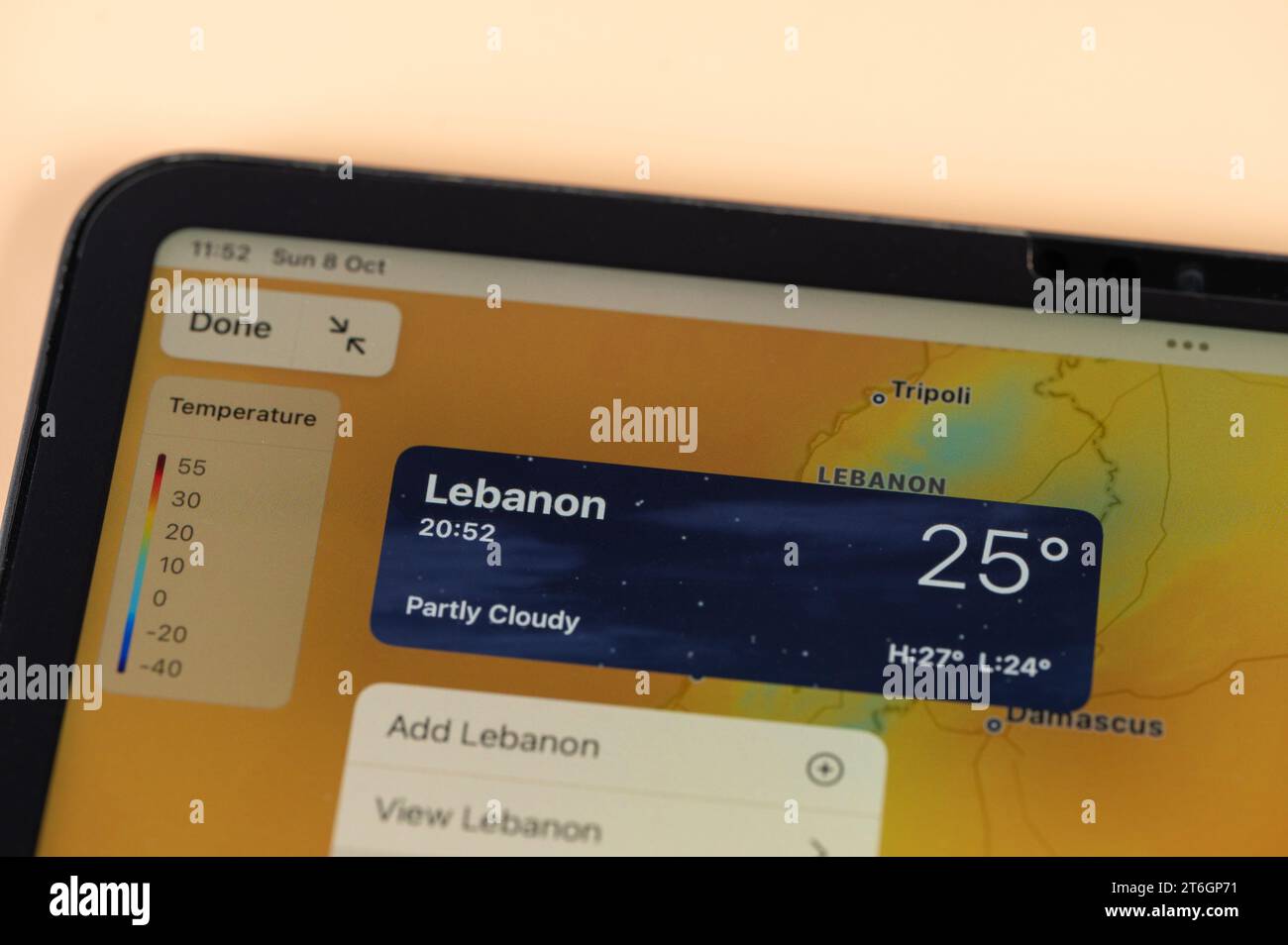 New York, USA – 8. Oktober 2023: Überprüfung der Temperatur im Libanon auf der Online-App, dem ipad, dem Tablet-Bildschirm aus nächster Nähe Stockfoto