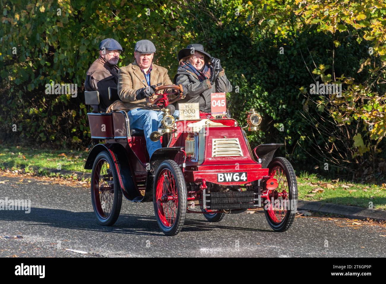 Ein roter 1900 Darracq im Rennen von London nach Brighton am 5. November 2023 in West Sussex, England, Großbritannien Stockfoto