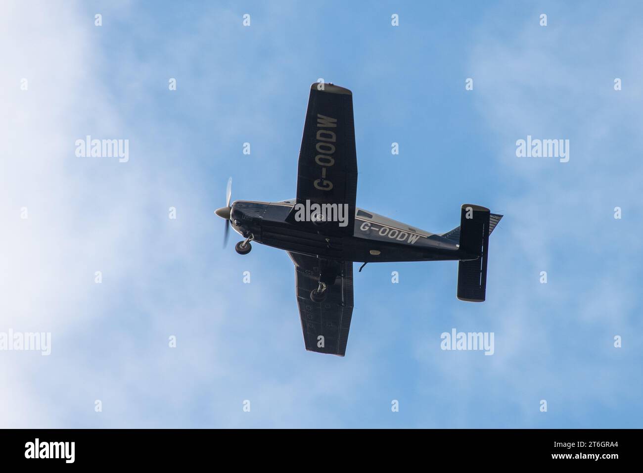 Kleines Flugzeug Nummer G-OODW im Flug, eine Piper PA-28-181 Stockfoto