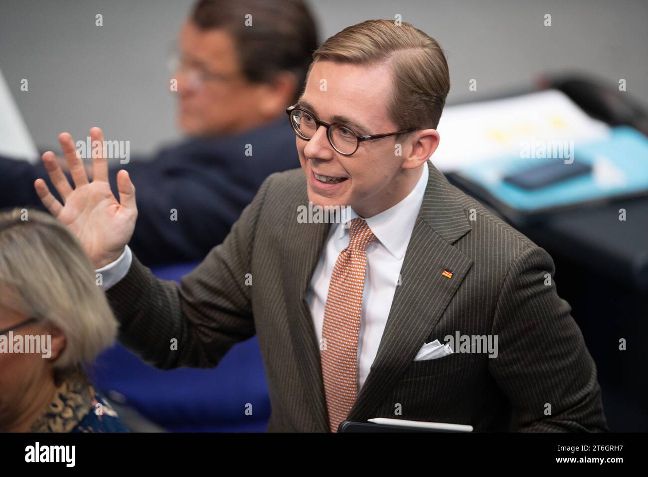 Berlin, Deutschland. November 2023. Philipp Amthor (CDU) nimmt in der Plenarsitzung des Deutschen Bundestages Geburtstagswünsche entgegen. Schwerpunkte der 135. Sitzung der 20. Legislaturperiode sind auch der Entwurf zur globalen Mindestbesteuerung, die Reform des Energiewirtschaftsrechts und die Einführung eines bundespolizeibeauftragten im Deutschen Bundestag. Quelle: Kilian Genius/dpa/Alamy Live News Stockfoto