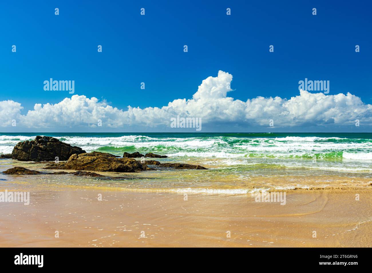 Abgelegener Strand von PE de Serra in der Stadt Serra Grande an der Südküste des Bundesstaates Bahia an einem sonnigen Sommertag Stockfoto