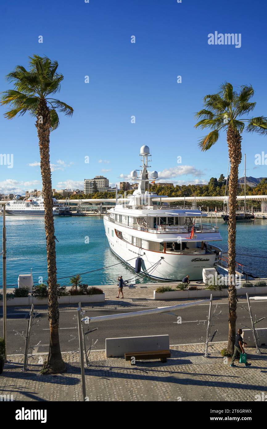 Superyachten oder Megayachten und Luxussegelboot im Hafen von Malaga, Costa del Sol, Andalusien, Spanien. Stockfoto