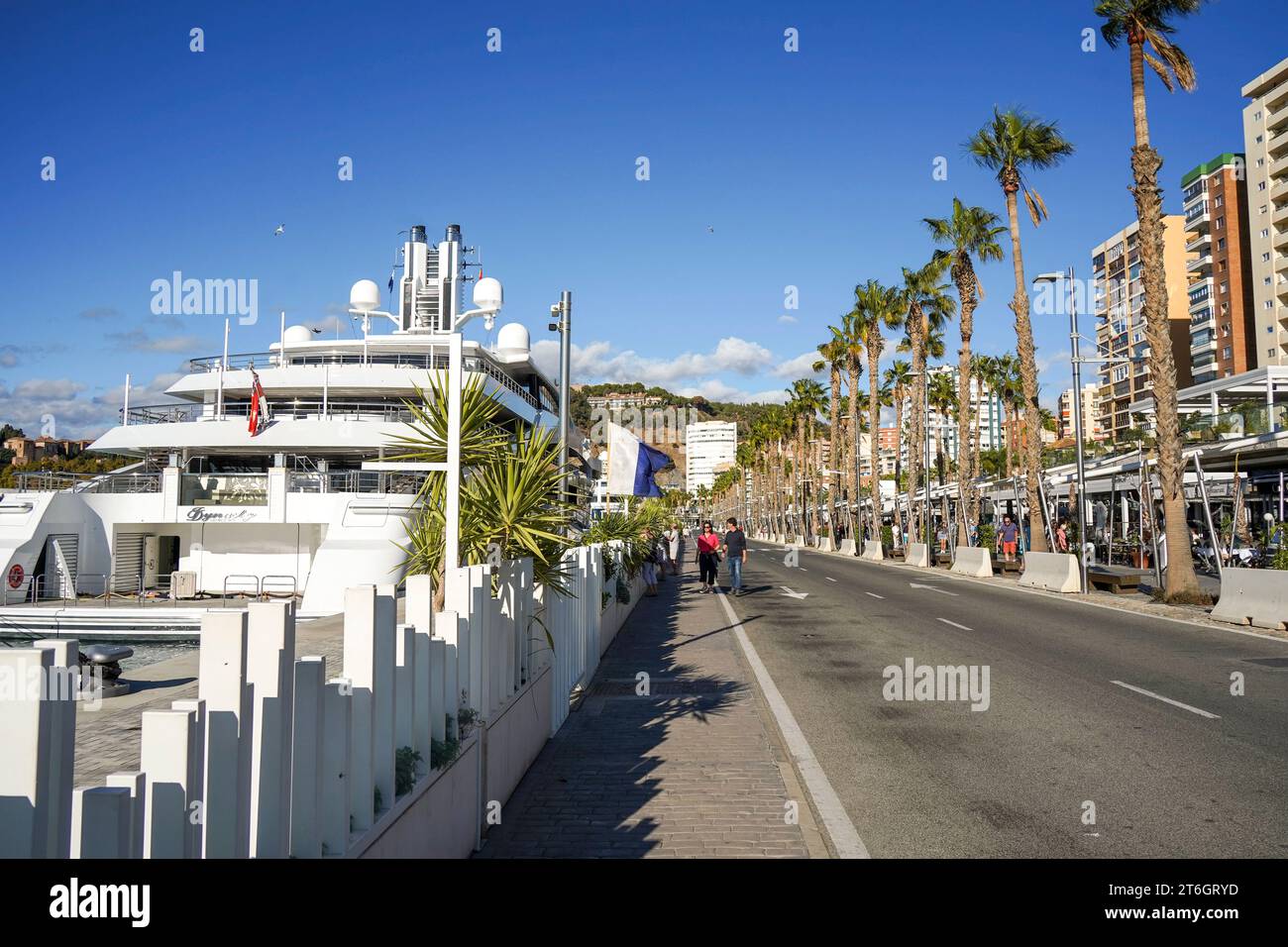 Superyachten oder Megayachten im Hafen von Malaga, Costa del Sol, Andalusien, Spanien. Stockfoto
