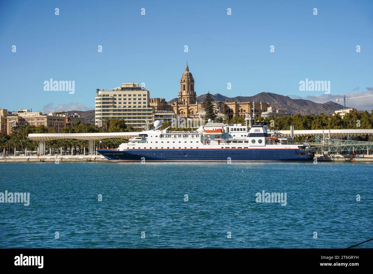La Belle des Oceans, kleines Kreuzfahrtschiff, im Hafen von Malaga, costa del Sol, Andalusien, Spanien. Stockfoto