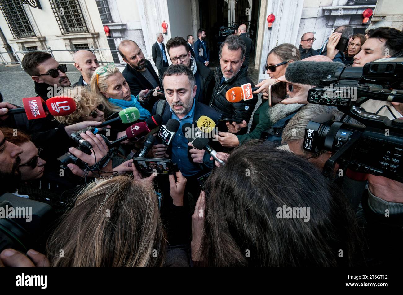 Rom, Italien. November 2023. FIOM-Sekretärin Michele de Palma gibt Erklärungen vor der Presse vor dem Palast Chigi nach dem Treffen mit der Regierung über die ehemalige Ilva (ArcelorMittal) (Foto: Andrea Ronchini/Pacific Press) Credit: Pacific Press Media Production Corp./Alamy Live News Stockfoto