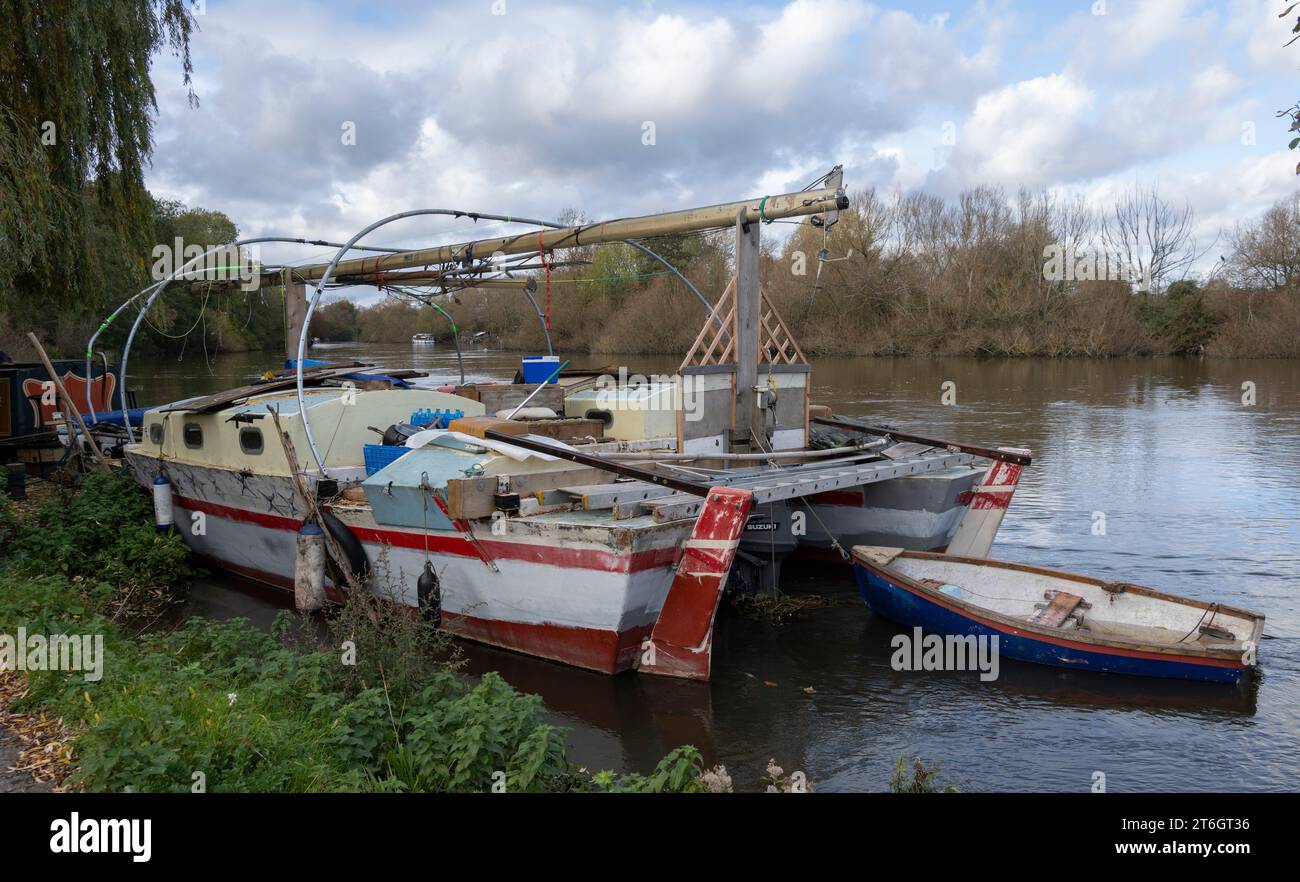„Ein Spaziergang am Fluss“ - Live-an-Bord von Hausbooten entlang des Flusses in Reading und Thames Business Park Stockfoto
