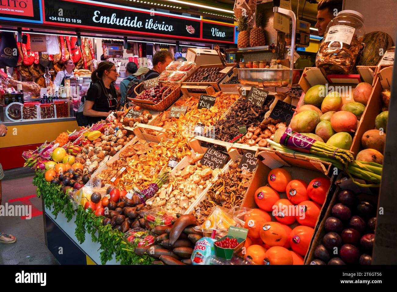 Malaga Spanien. Mercado Atarazanas, überdachte Marktstände mit Obst und Gemüse in Malaga, Andalusien, Spanien. Stockfoto