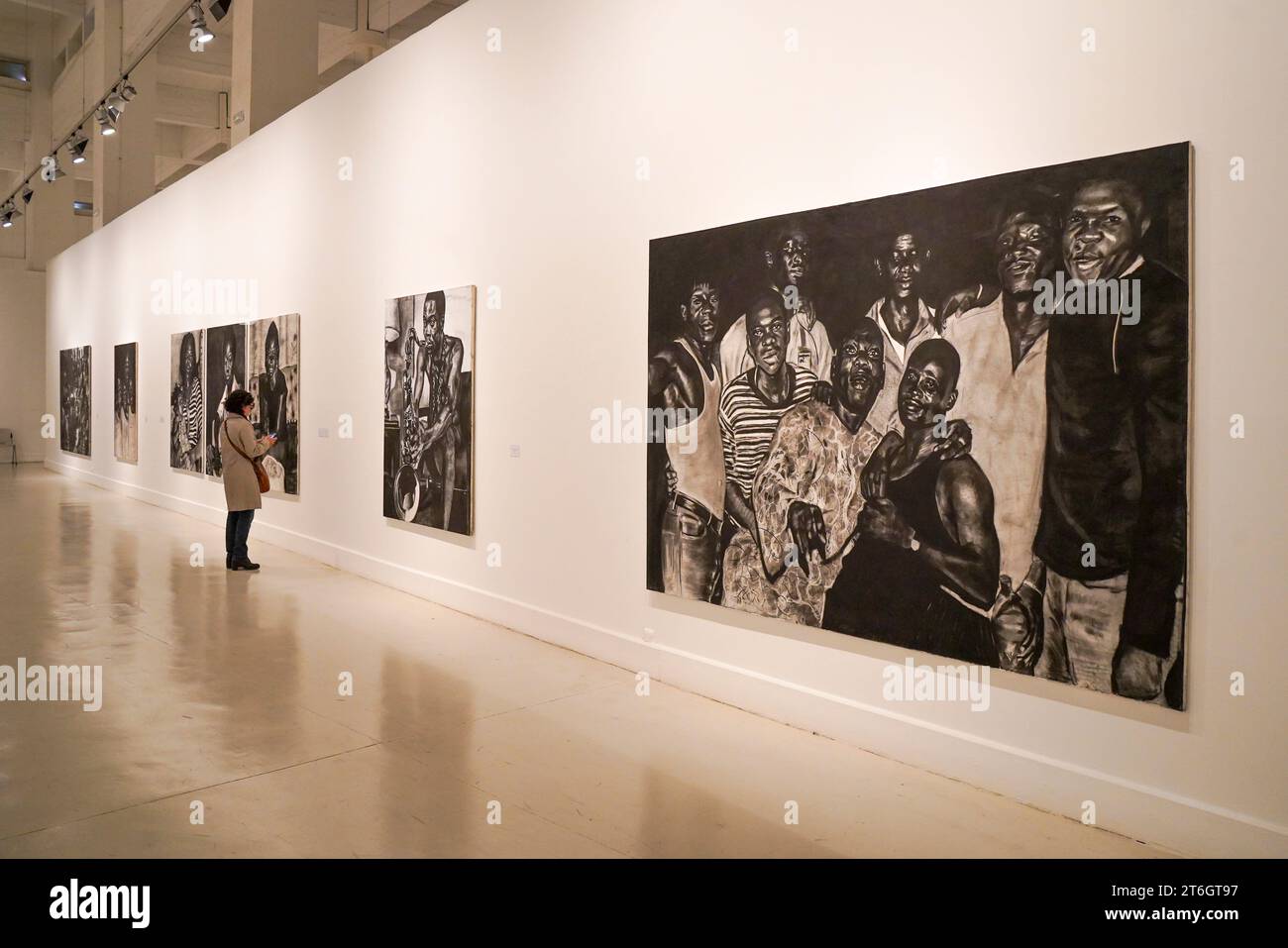 Kunstwerke von Atanda Quadri Adebayo, Künstlerin aus Nigeria, im Zentrum für zeitgenössische Kunst von Malaga, CAC Museum in Malaga, Andalusien, Stockfoto