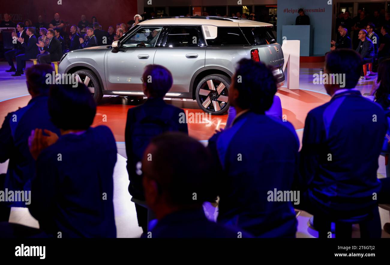 10. November 2023, Sachsen, Leipzig: Zahlreiche Gäste beobachten den offiziellen Produktionsstart des BMW Mini Countryman im BMW Group Werk Leipzig. Nach Angaben des Automobilherstellers wird es das erste Modell der britischen Kultmarke sein, das vollständig in Deutschland produziert wird. Jedes Jahr sollen 100.000 Einheiten gebaut werden, sowohl mit klassischen Verbrennungsmotoren als auch als vollelektrische Variante. Die Kapazität in Leipzig wurde von 250.000 Fahrzeugen pro Jahr auf 350 000 erhöht. Die Gruppe hat in diesen Bereich rund 700 Millionen Euro investiert. Weitere 800 Millionen Euro sollen in den Ausbau der e-Komponente fließen Stockfoto