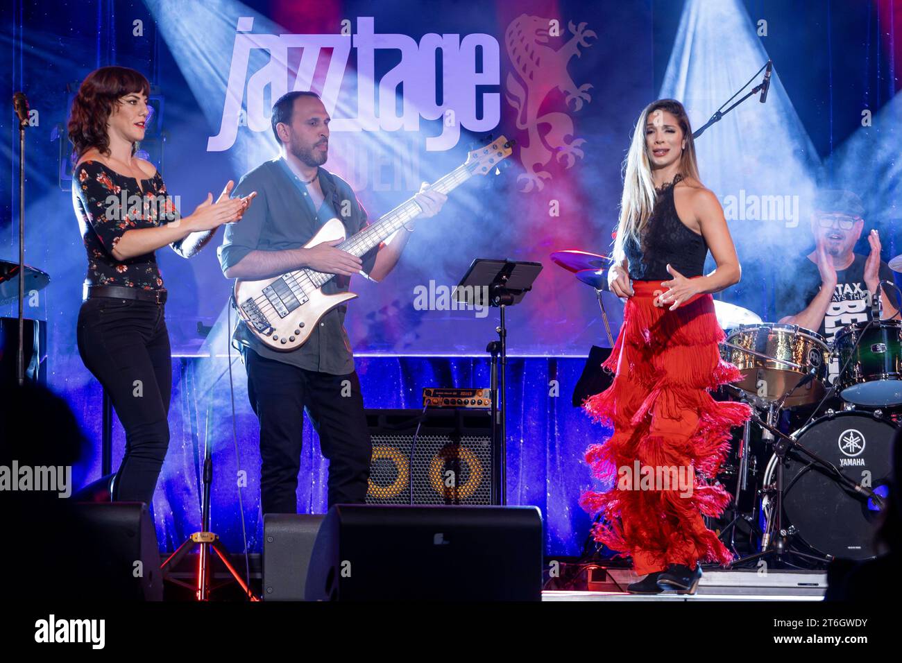 Die spanische Neo-Jazz-Band PATAX mit Aurora Garcia Gesang, Santiago Greco Bass und Lola Garcia Tanz L-R live mit dem Programm Michael Jacksons Flamenco, Latin & Jazz Fusion in den Ostrastudios im Rahmen der Jazztage Dresden. *** Die spanische Neo-Jazz-Band PATAX mit Aurora Garcia Gesang, Santiago Greco Bass und Lola Garcia tanzen L R live mit dem Programm Michael Jacksons Flamenco, Latin Jazz Fusion in den Ostrastudios im Rahmen der Jazztage Dresden Stockfoto