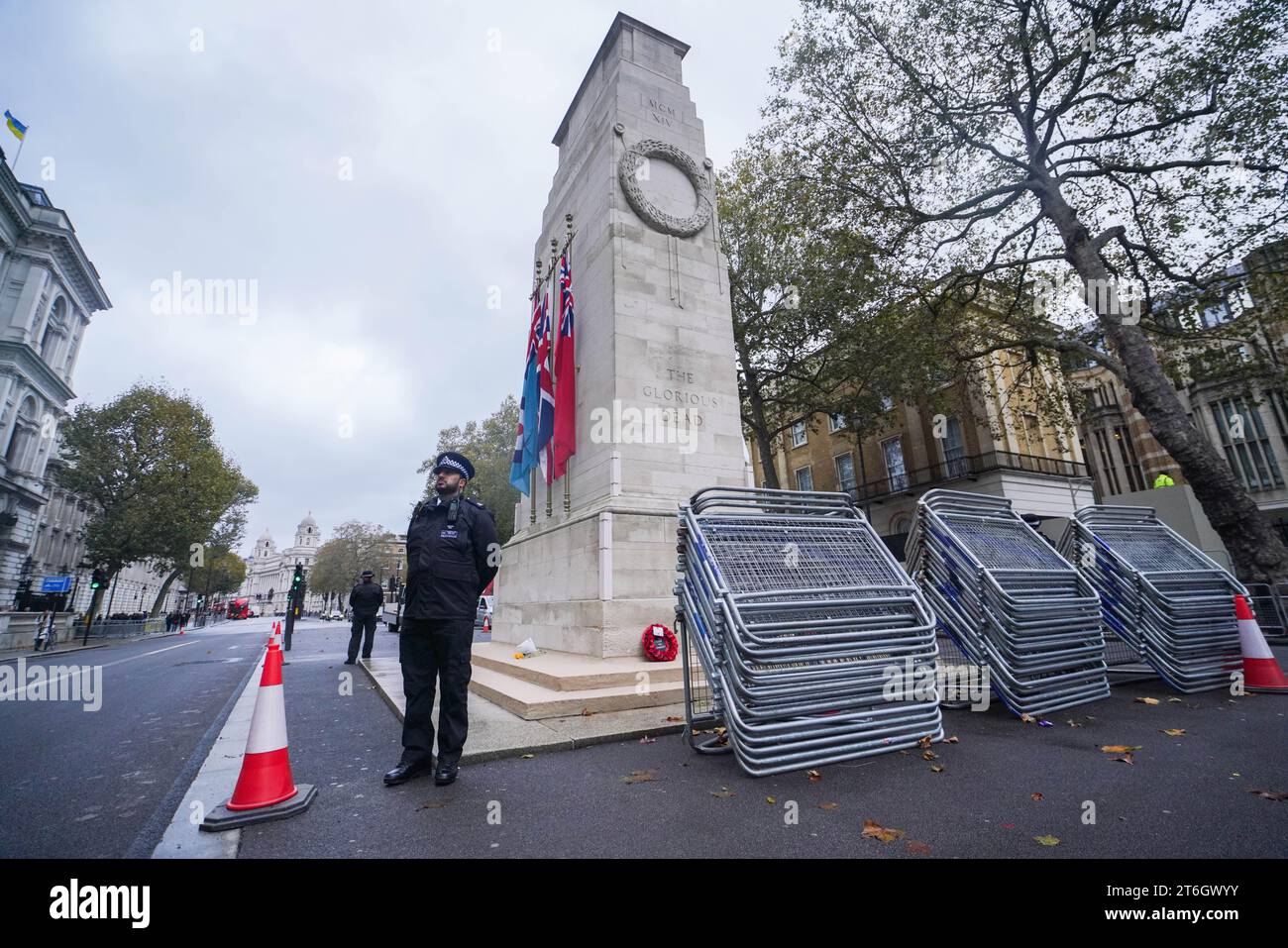 London, Großbritannien. 10. November 2023. Polizeibeamte der Metropolitan Police bewachen das Cenotaph in Whitehall vor Waffenstillstand und Gedenktag an diesem Wochenende . Es gibt wachsende Ängste vor möglicher Gewalt zwischen Mitgliedern der extremen Rechten und pro-palästinensischen Demonstranten am Samstag Credit: amer ghazzal/Alamy Live News Stockfoto