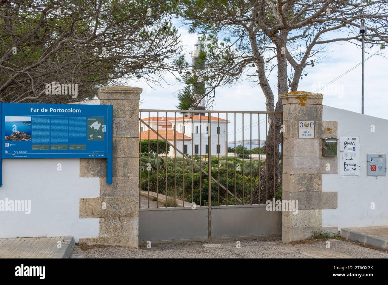 Portocolom, Spanien; 6. november 2023: Allgemeiner Blick auf den Leuchtturm der mallorquinischen Stadt Portocolom bei Sonnenaufgang an einem Herbsttag. Spanien Stockfoto