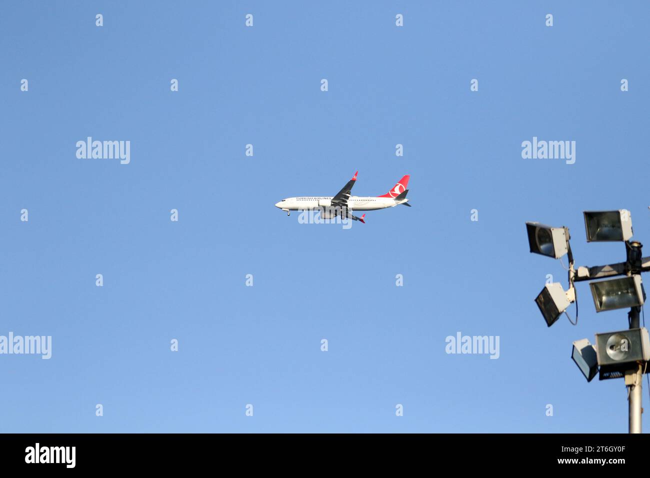 UKRAINE ODESSA, 4. Juli 2021: PPassagierflugzeug fliegt tief über Wohngebäude in Wohngegend in Flughafennähe. Starkes Brüllen eines Flugzeuges, der sich schnappt Stockfoto