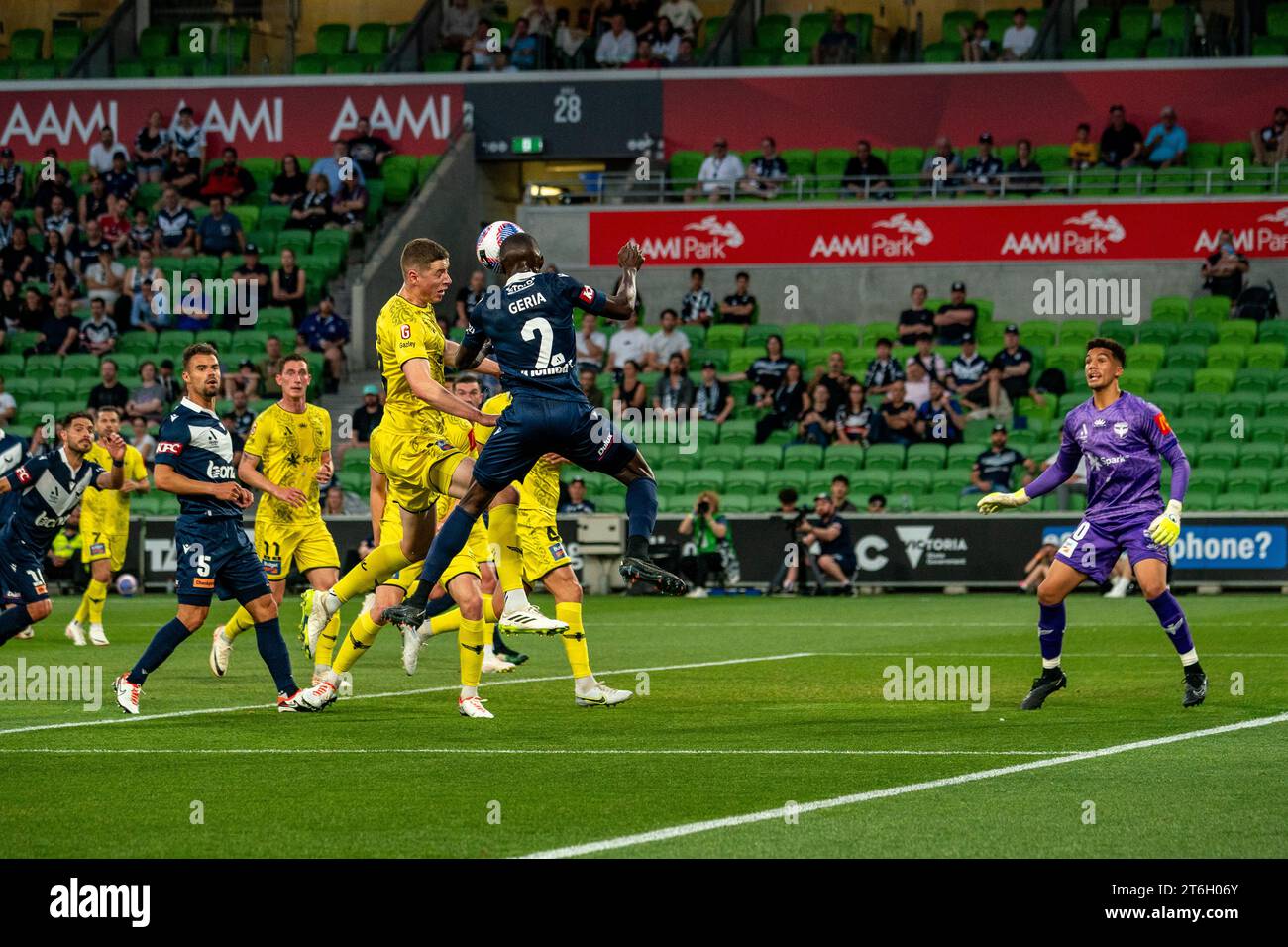 Melbourne, Australien. 10. November 2023. Melbourne Victory Jason Geria (#2) schlägt den Ball in der Box. Quelle: James Forrester/Alamy Live News Stockfoto