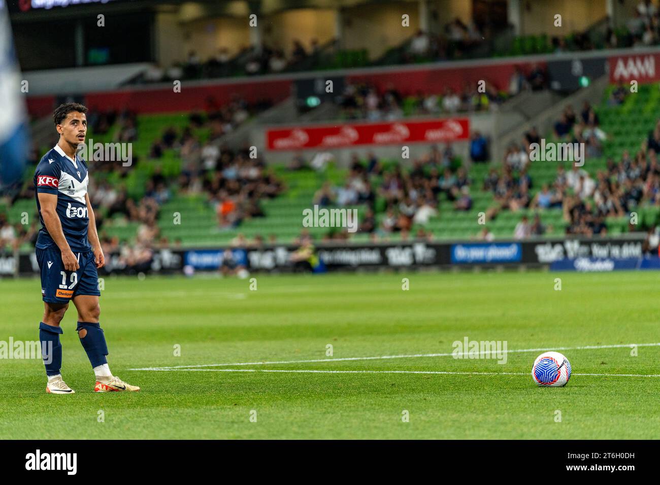 Melbourne, Australien. 10. November 2023. Melbourne Victory Daniel Arzani (#19) bereitet sich auf einen Freistoß vor. Quelle: James Forrester/Alamy Live News Stockfoto