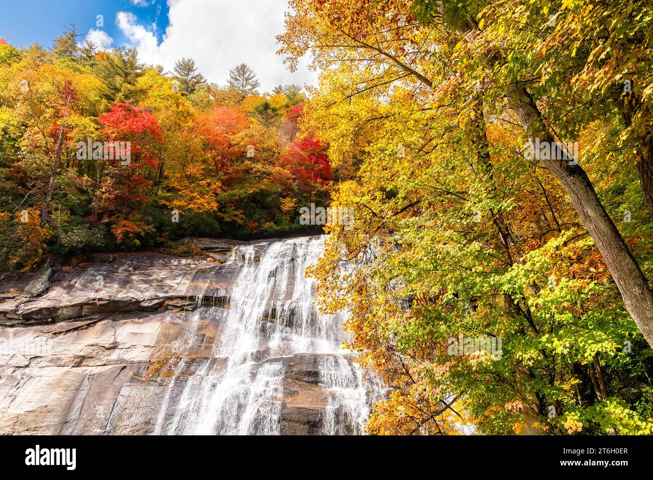 Rainbow Falls im Herbst, ein Wasserfall im westlichen North Carolina, am Horsepasture River im Pisgah National Forest. Stockfoto