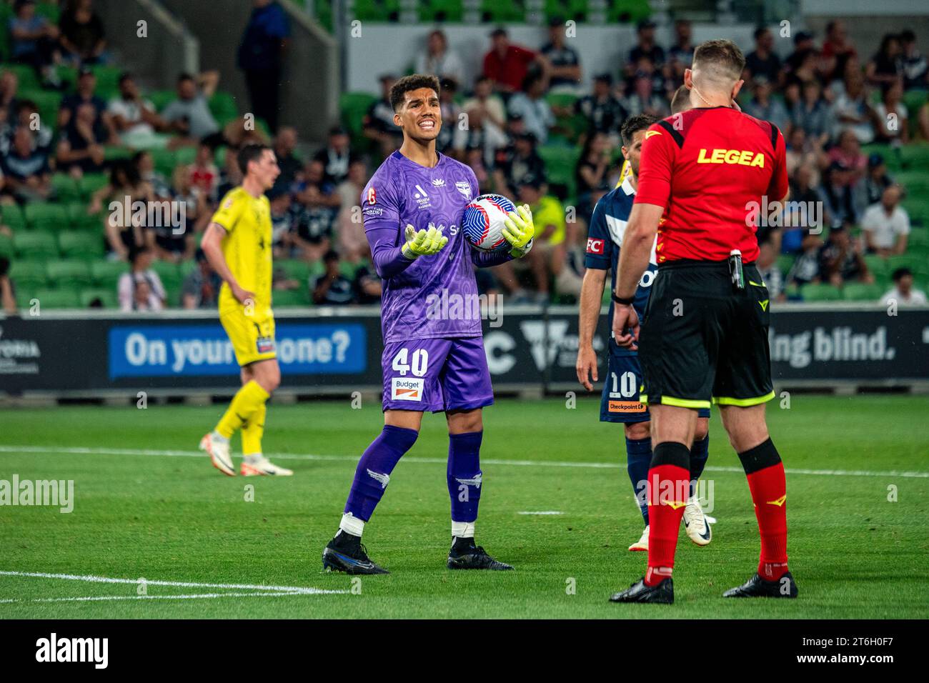 Melbourne, Australien. 10. November 2023. Wellington Phoenix Torhüter Alexander Paulsen (#40) bittet um den Match-Funktionär Shaun Evans, nachdem Melbourne Victory einen Elfmeterschieß erhalten hat. Quelle: James Forrester/Alamy Live News Stockfoto