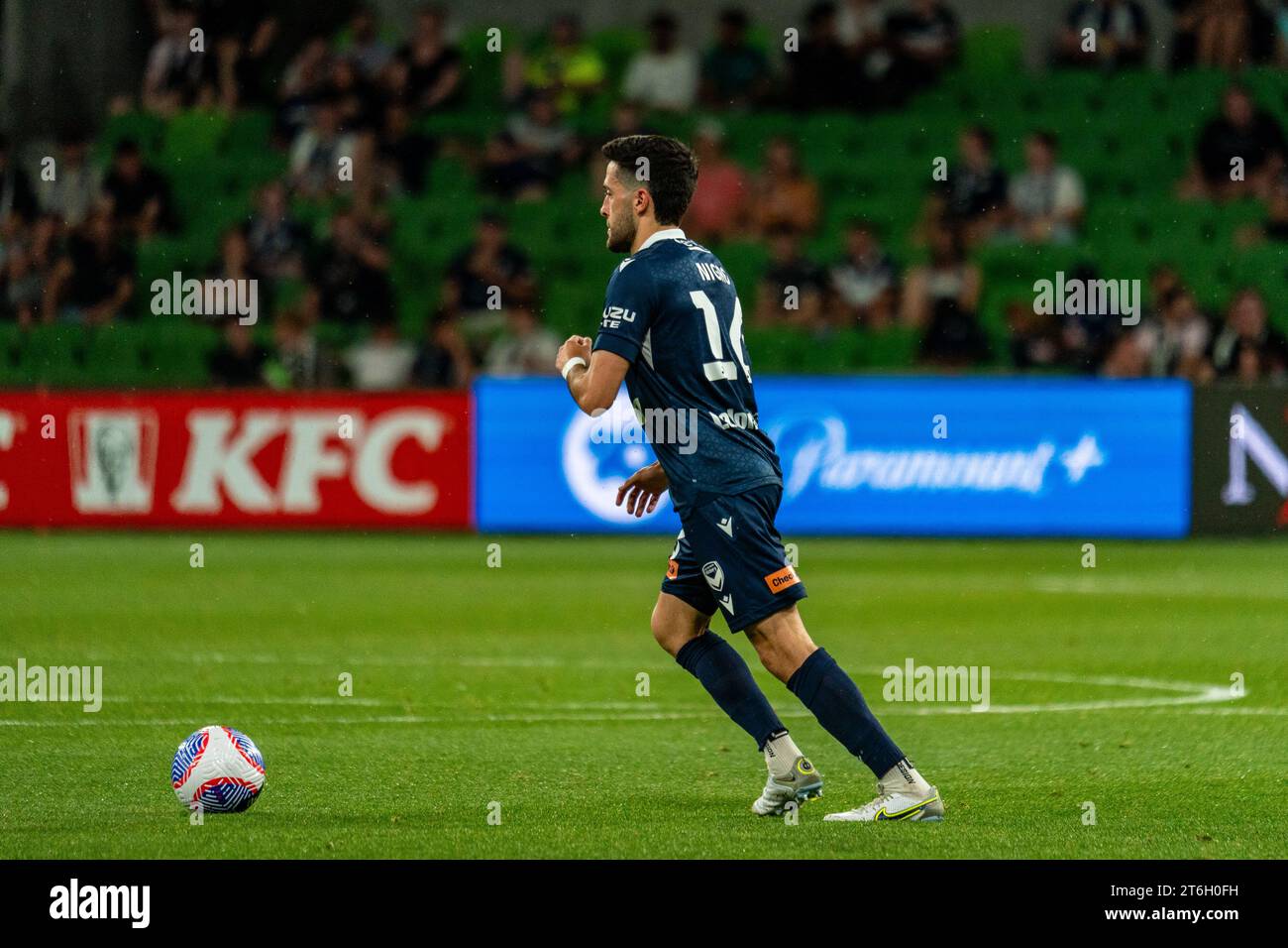 Melbourne, Australien. 10. November 2023. Melbourne Victory Stefan Nigro (#16) führt den Ball über den hinteren Teil des Spielfeldes. Quelle: James Forrester/Alamy Live News Stockfoto