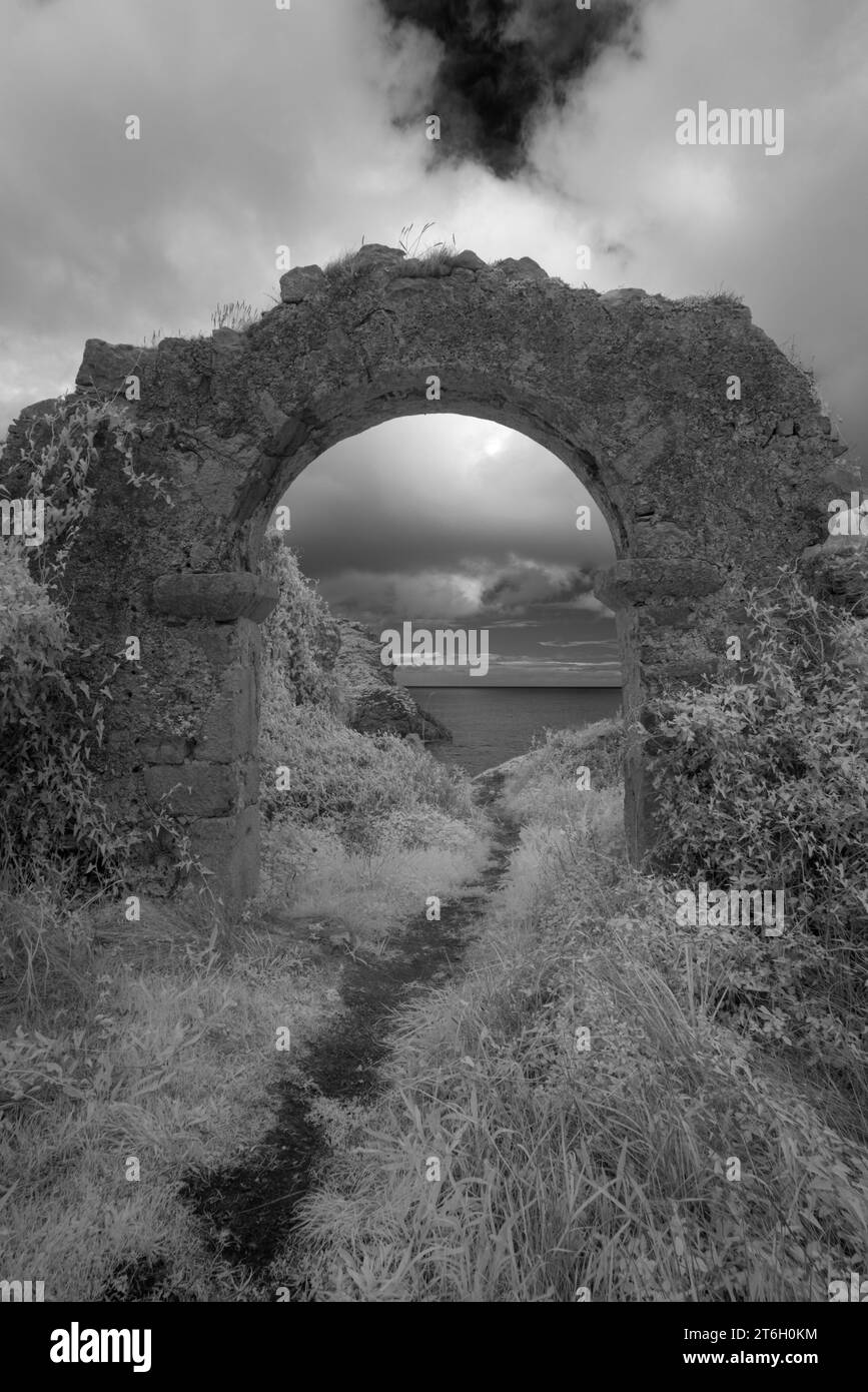 Bogen einer Kapelle in der Nähe von Playa San Martin, Asturien, Spanien Stockfoto