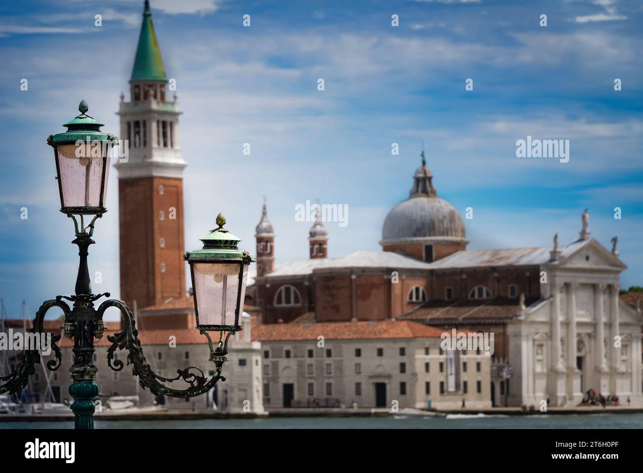 Laternenpfahl im alten venezianischen Stil mit einer Basilika im Hintergrund. Stockfoto
