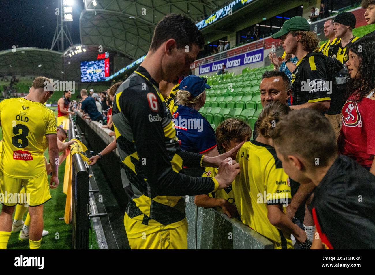 Melbourne, Australien. 10. November 2023. Wellington Phoenix Bozhidar Kraev (#11) unterschreibt nach dem Spiel die Rückseite eines Fantrikots. Quelle: James Forrester/Alamy Live News Stockfoto