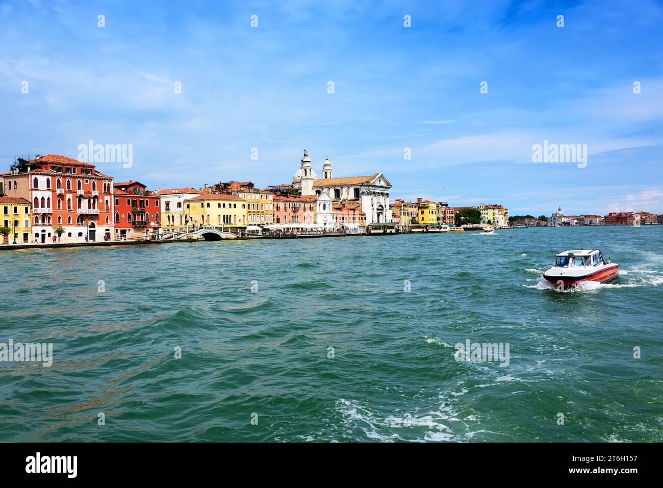 Wasserstraße in Venedig, Stadtküste und Wassertaxis Stockfoto