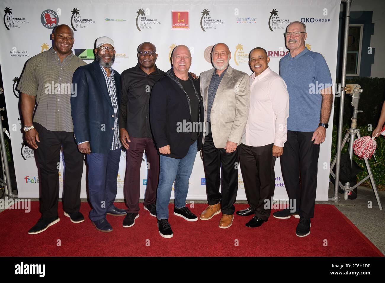 Fort Lauderdale, USA. November 2023. Von links: Jeff Cross, Tony Nathan, ABl. McDuffie, Michael Chiklis, Mike Flynt, Terry Kirby und Kim Bokamper kommen am 9. November 2023 zur Premiere von „The Senior“ beim 38. jährlichen Fort Lauderdale International Film Festival im Savor Cinema in Fort Lauderdale, Florida. (Foto: Michele Eve Sandberg/SIPA USA) Credit: SIPA USA/Alamy Live News Stockfoto