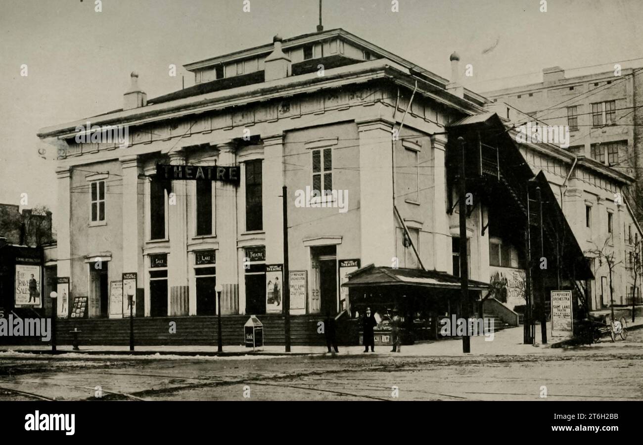 The Old Salt Lake Theater, Salt Lake City aus dem Buch Utah, the Land of Blossoming Valleys, Teil der „See America First“-Serie von George Wharton James, veröffentlicht 1922 von der Page Company Utah, The Land of Blossoming Valleys: die Geschichte seiner Wüstenöden, seiner riesigen und fantastischen Felsformationen und seiner fruchtbaren Gärten in den geschützten Tälern; eine Übersicht über die sich rasch entwickelnden Industrien; eine Darstellung über den Ursprung, die Entwicklung und den Glauben der Mormonenkirche; und Kapitel über die Flora und Fauna und über die landschaftlichen Wunder, die ein Erbe aller Amerikaner sind Stockfoto