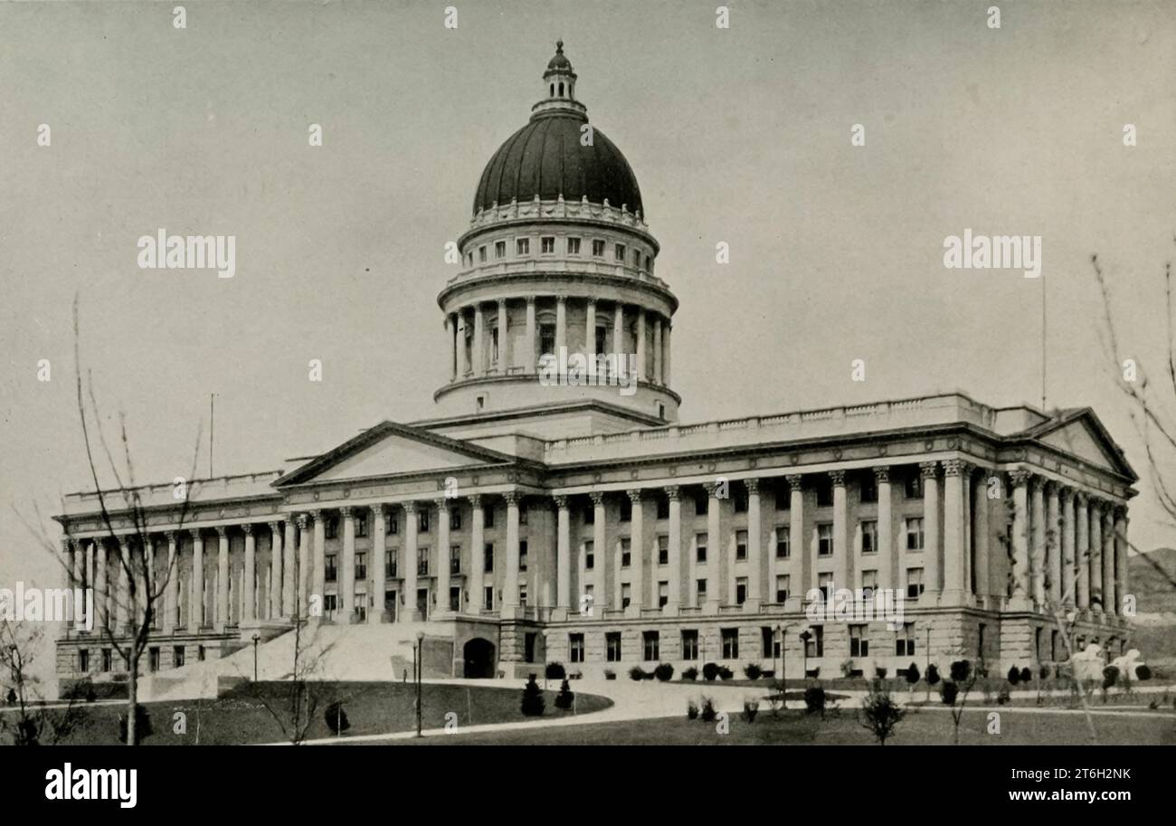 Utah State Capitol Building, Salt Lake City aus dem Buch Utah, the Land of Blossoming Valleys, Teil der „See America First“-Serie von George Wharton James, veröffentlicht 1922 von der Page Company Utah, The Land of Blossoming Valleys: die Geschichte seiner Wüstenöden, seiner riesigen und fantastischen Felsformationen und seiner fruchtbaren Gärten in den geschützten Tälern; eine Übersicht über die sich rasch entwickelnden Industrien; eine Darstellung über den Ursprung, die Entwicklung und den Glauben der Mormonenkirche; und Kapitel über die Flora und Fauna und über die landschaftlichen Wunder, die ein Erbe aller Amerikaner sind Stockfoto