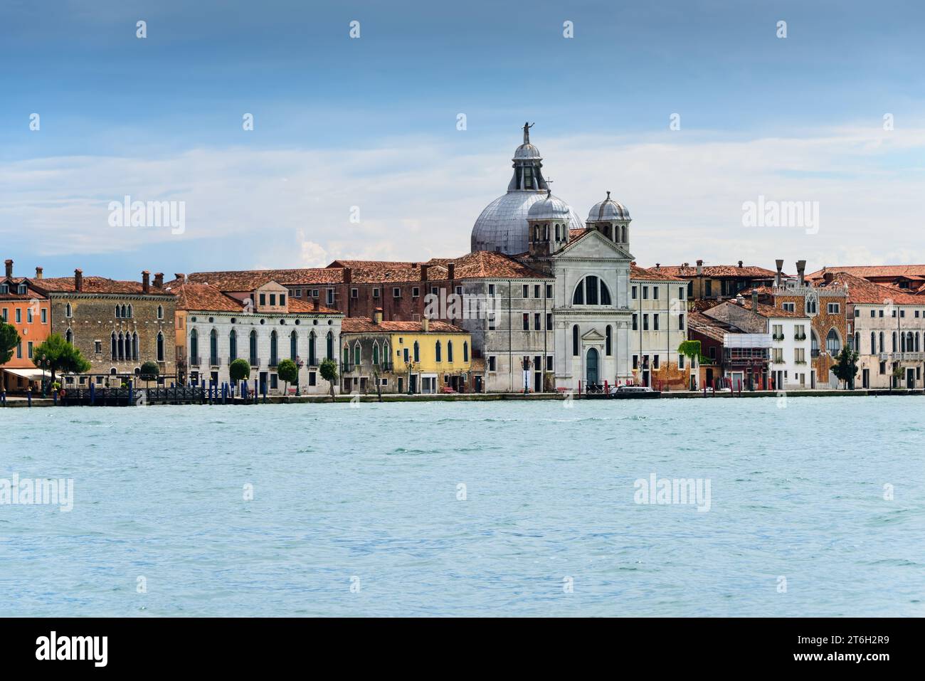 Küste in Venedig, Italien, zeigt den alten architektonischen Stil für Europa. Stockfoto