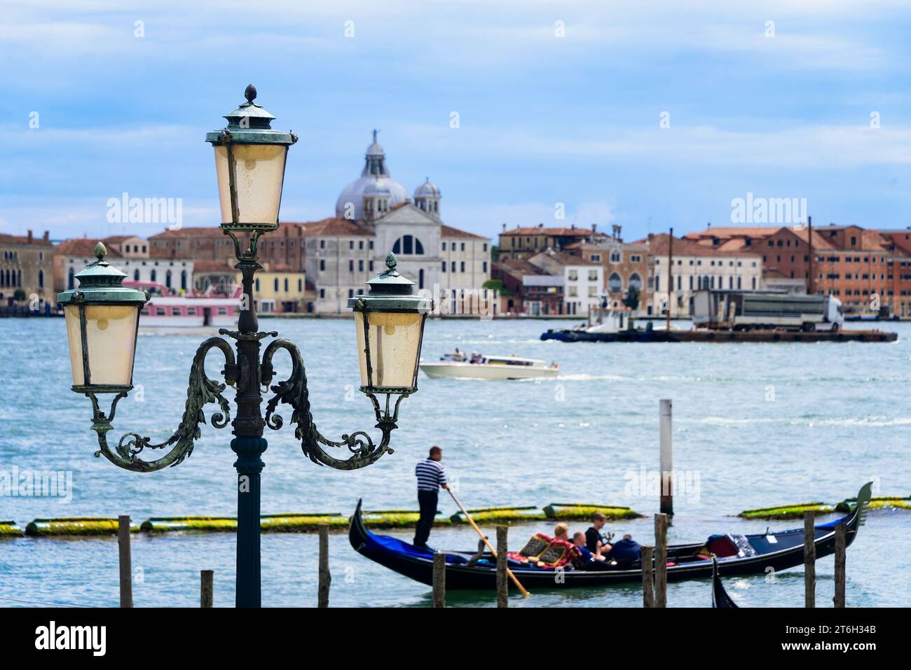 Venedig, Italien - 14. Juni 2016: Gondelfahrt durch die Hauptwasserstraße von Venedig, Italien. Stockfoto