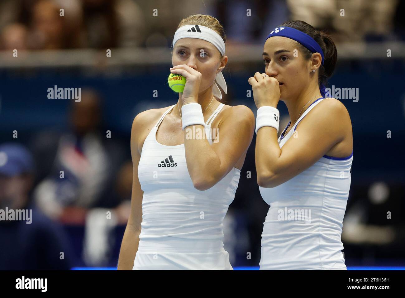 Die Tennisspielerinnen Kristina Mladenovic und Caroline Garcia (FRA) in der letzten Gruppe des Billie Jean King Cup 2023, der zehn Frauen-Weltmeisterschaft Stockfoto